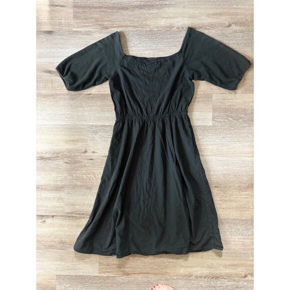 Curator SF Dresses & Skirts - Curator black puff-sleeve midi dress